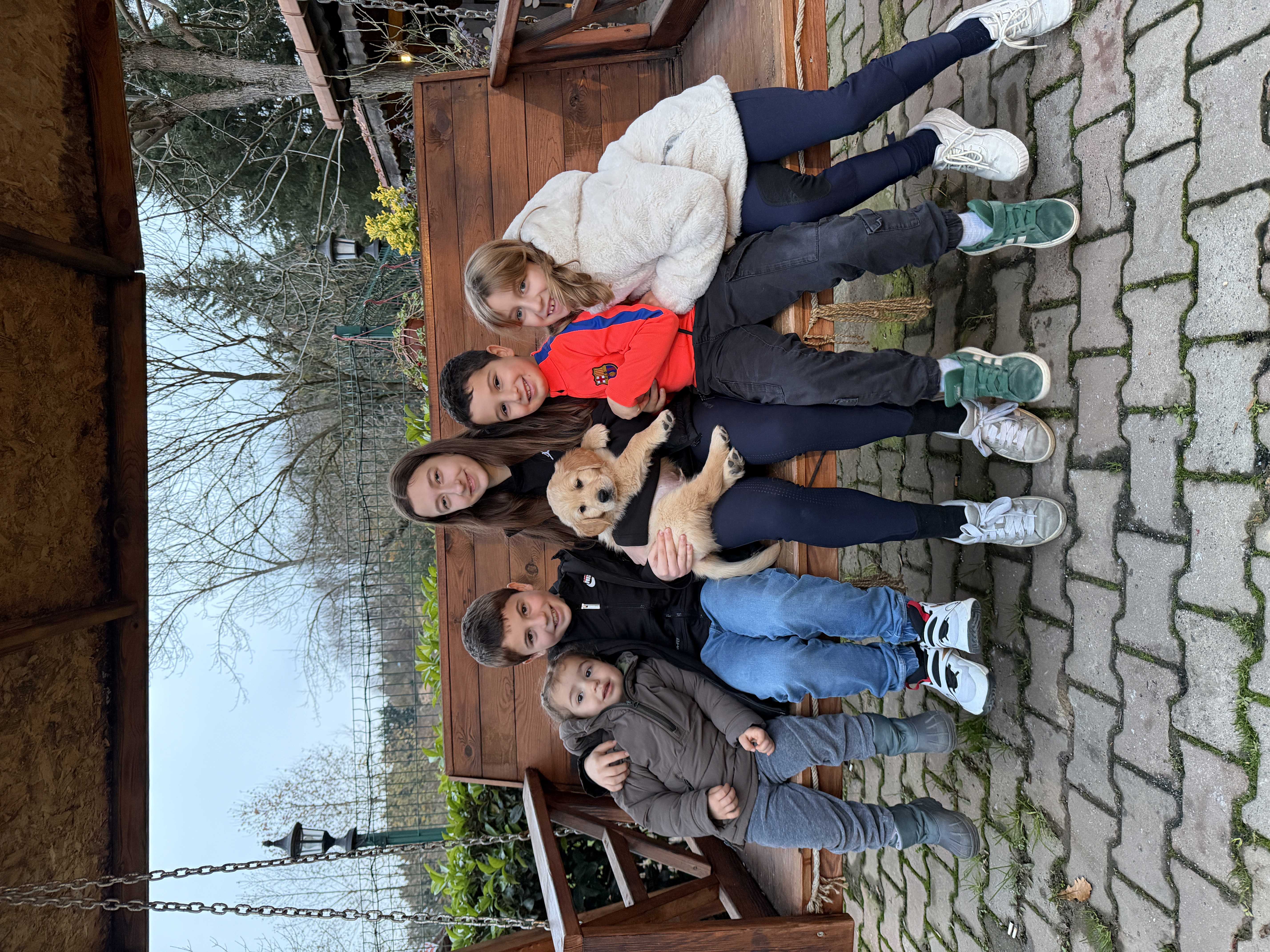 Carlos Kocaeli'nde çocuk kasabası adlı anaokulunda çocuklarla birlikte olacak artık :) Bir Golden Retriever için mükemmel bir çalışma ortamı